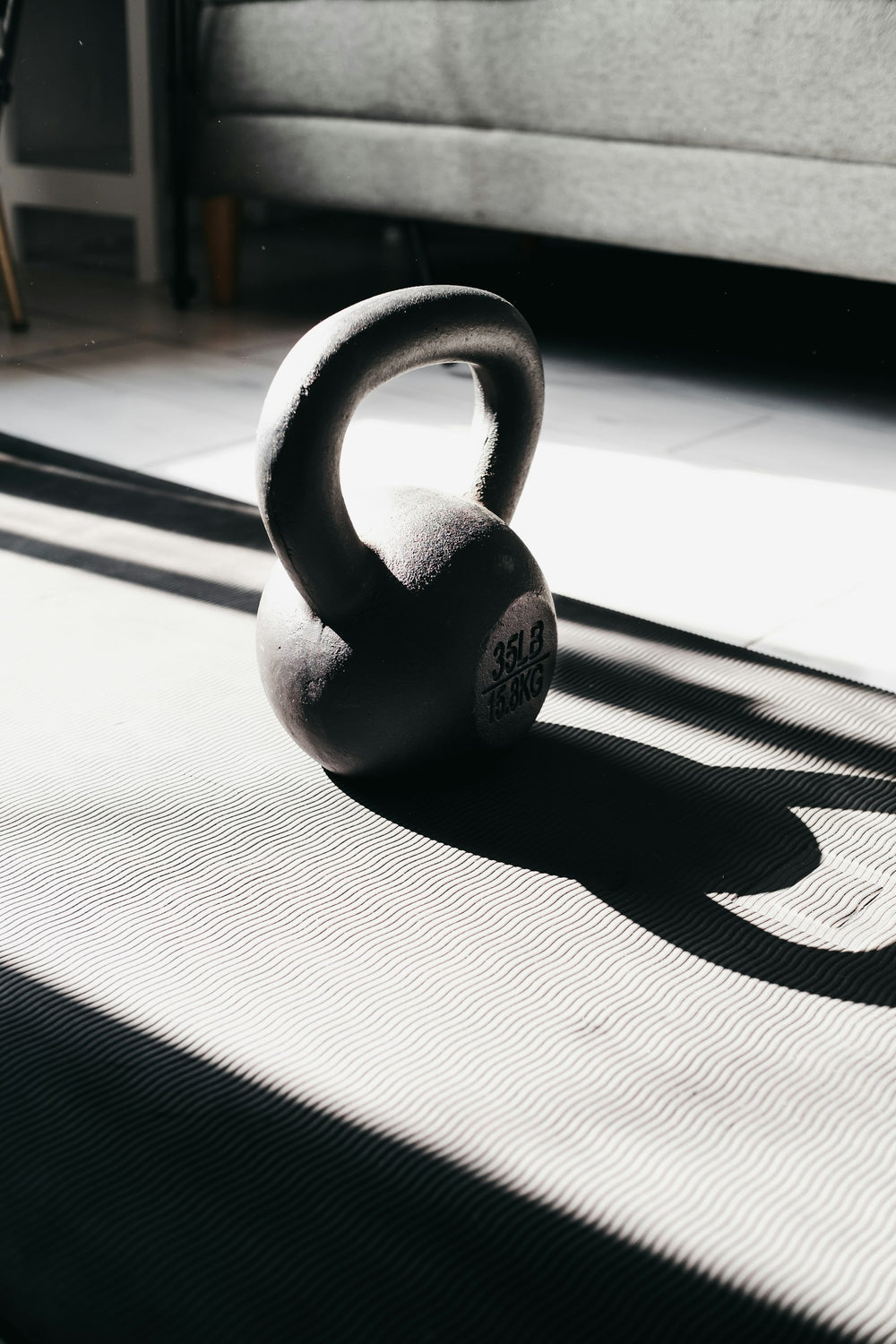 Kettlebell posée sur un tapis de sport au soleil